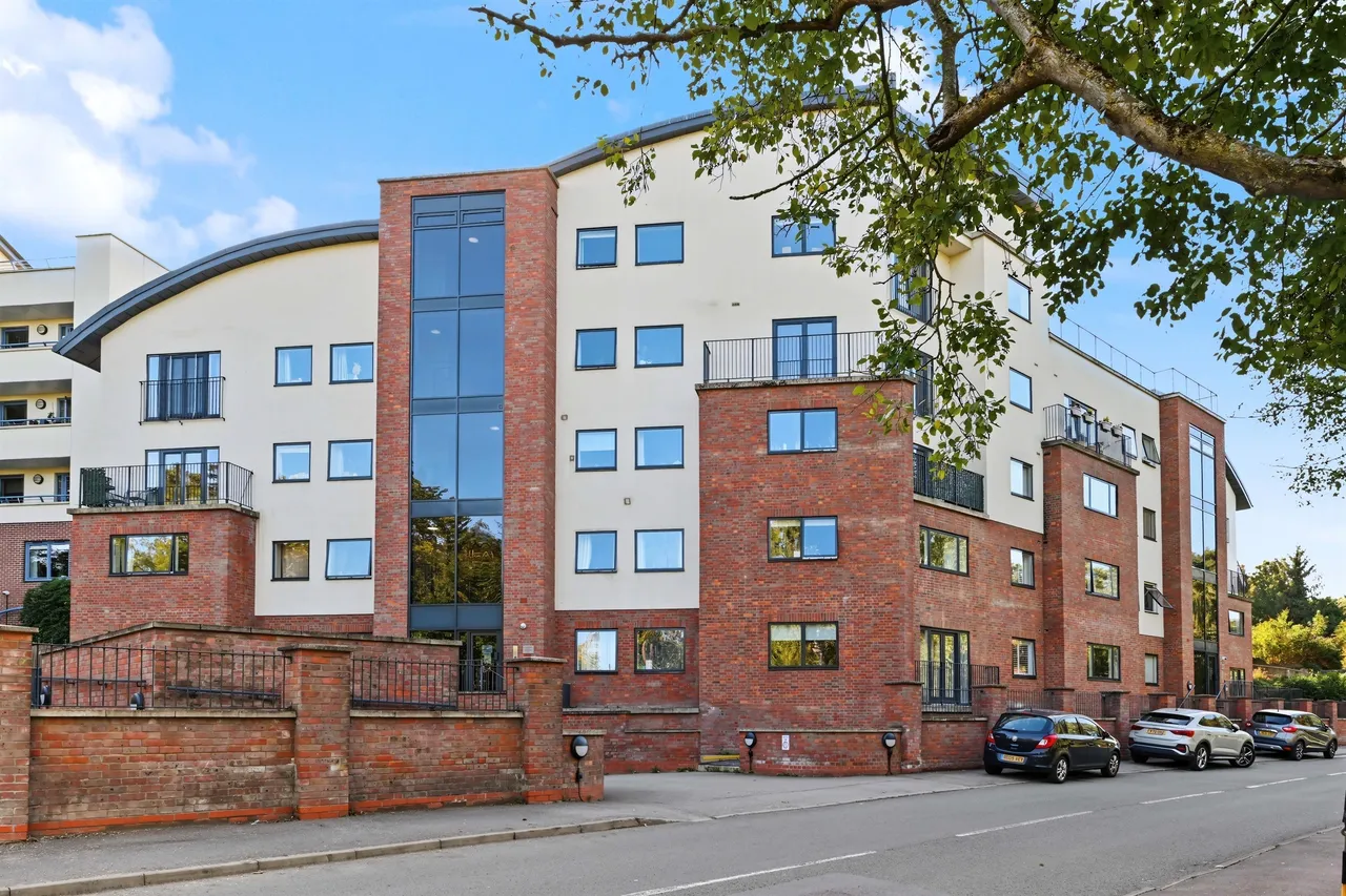 2 bed flat for sale, Brook Street, Tring, HP23