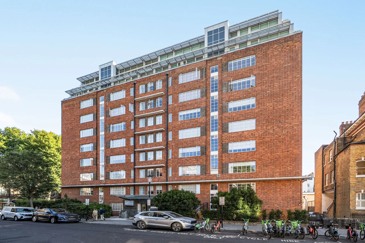 2 bed flat to rent — Flat G08, 2 Roland Gardens, London