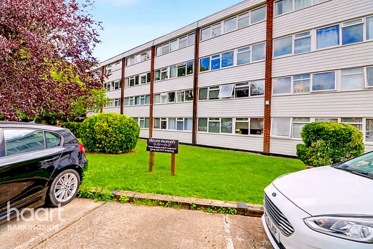 2 bed flat for sale, Long Green, Chigwell, IG7