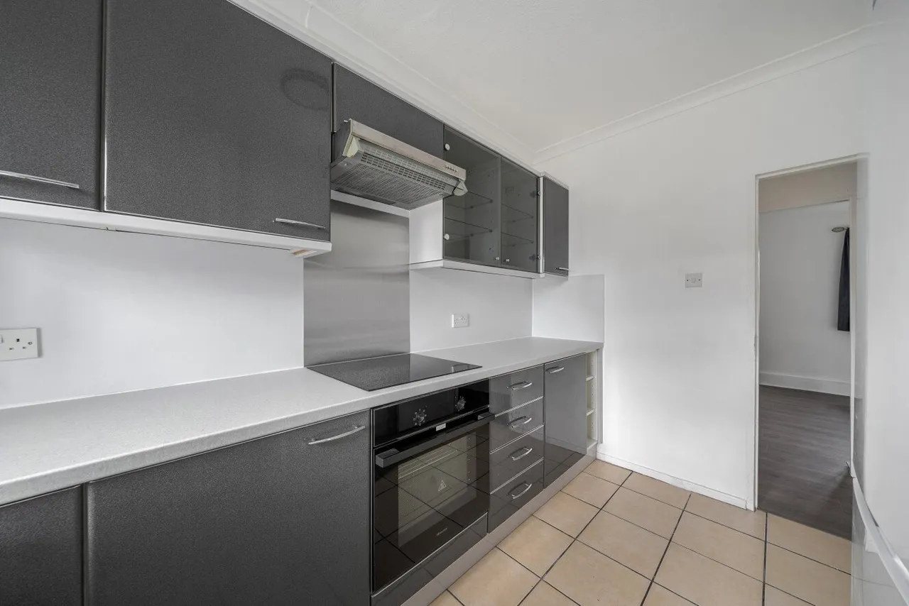 3 bed flat to rent — Honeywell Road, Battersea, London, SW11