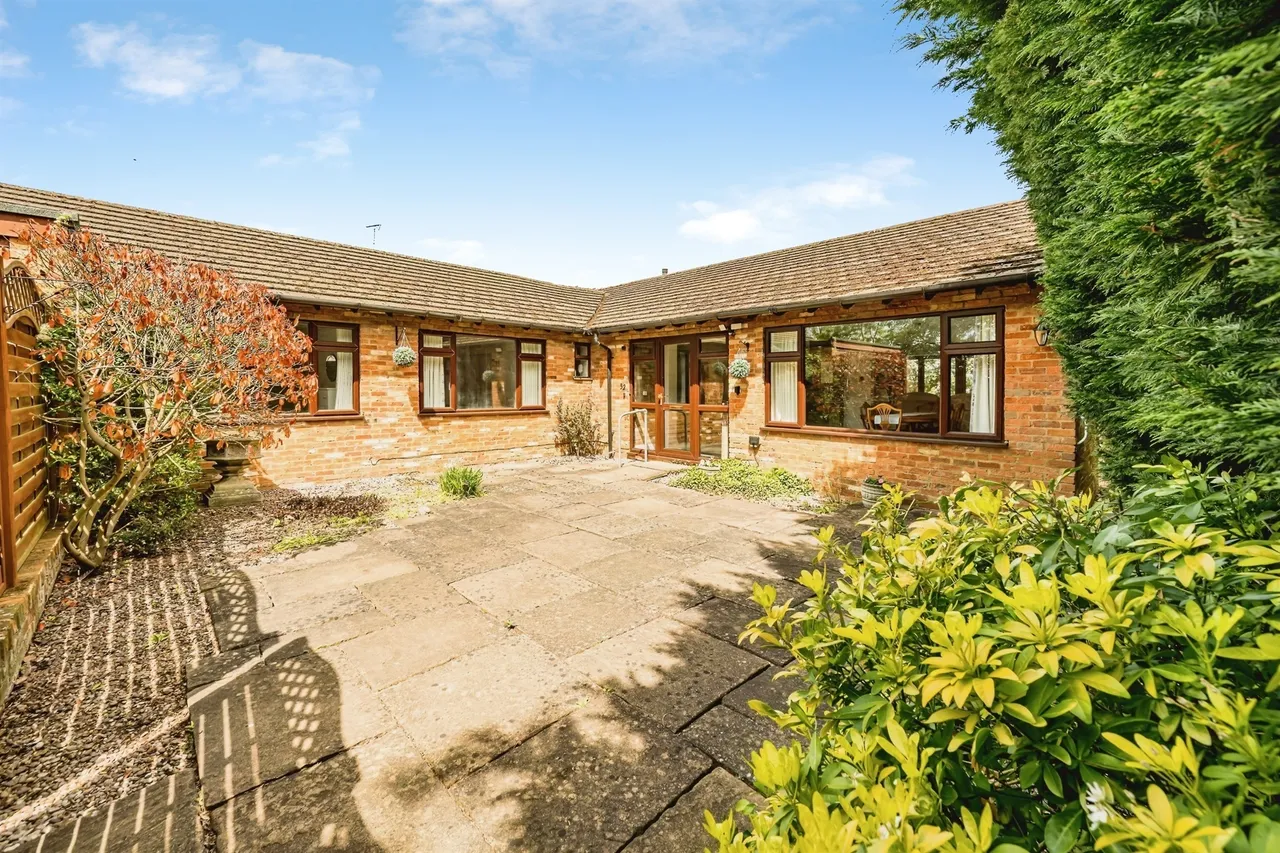 3 bed house for sale — Oxford Road, Stone, Aylesbury