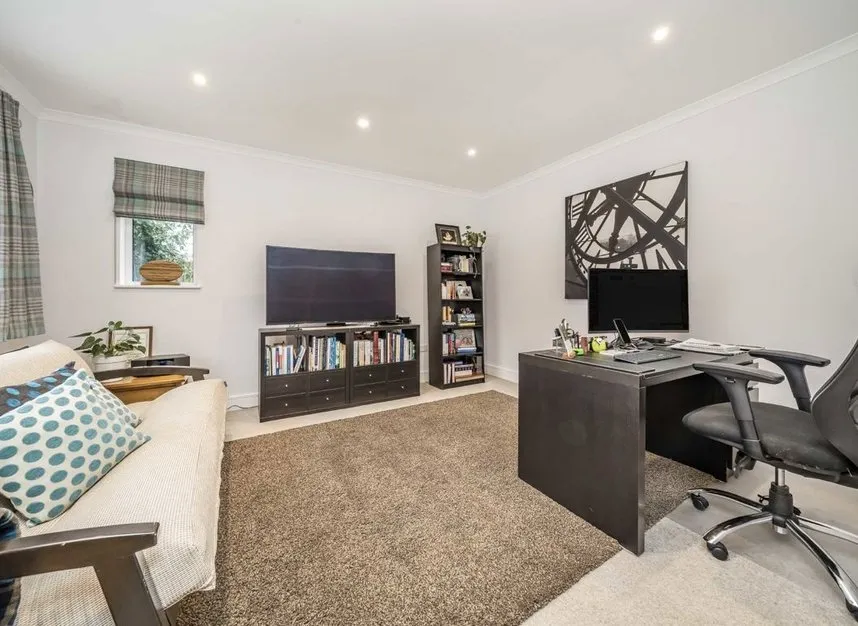 Kingswood Avenue, Hampton, TW12, photo 6