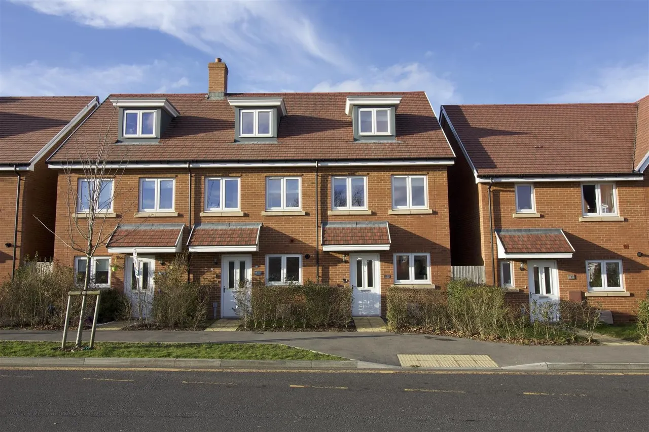 3 bed house for sale — Calvert Link, Horsham, West Sussex RH12 0DS