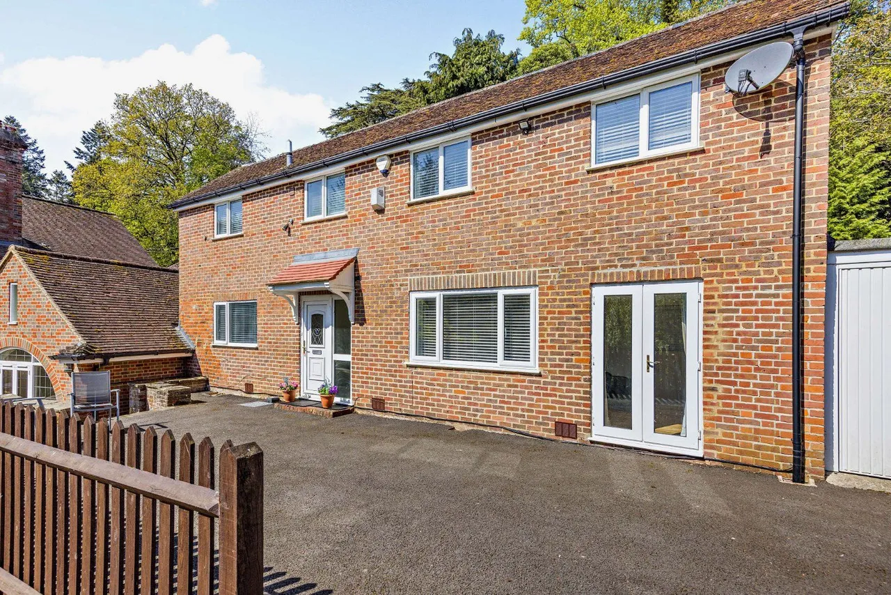 Burys Bank Road, Greenham, RG19, photo 17
