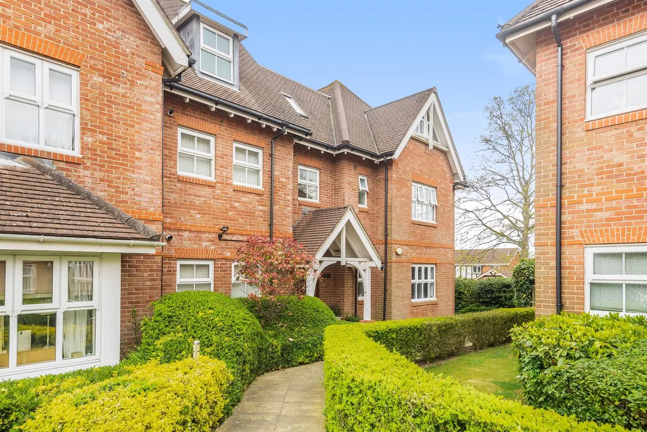 2 bed flat for sale — Locks Road, Locks Heath