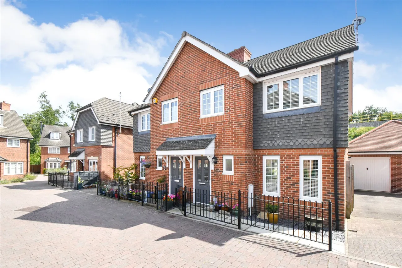3 bed house for sale — Athoke Croft, Hook, Hampshire, RG27 9UE