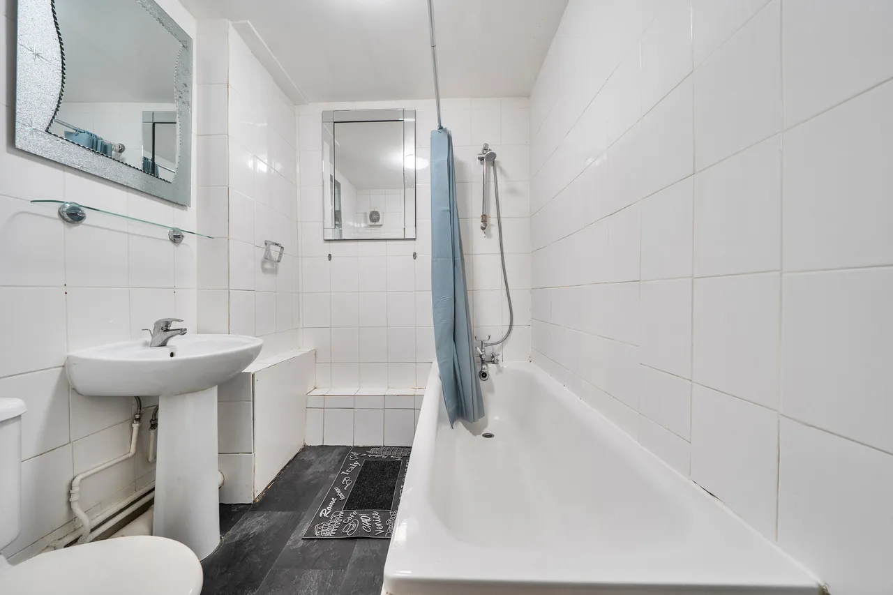 12b Westbourne Drive, London, photo 7