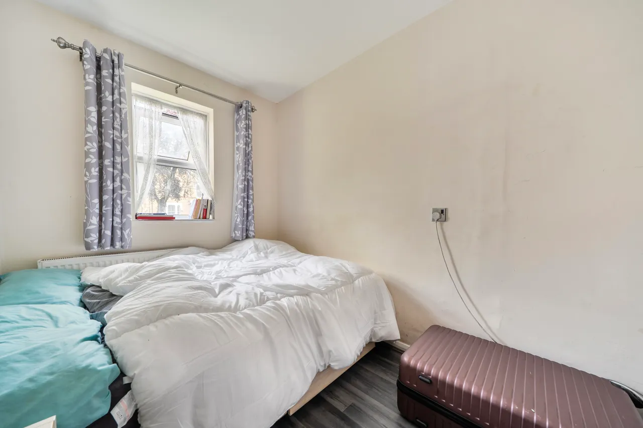 12b Westbourne Drive, London, photo 5
