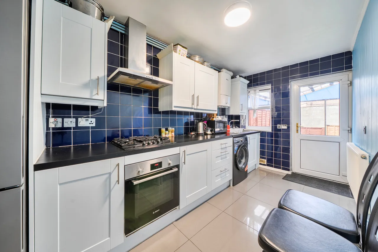 12b Westbourne Drive, London, photo 3