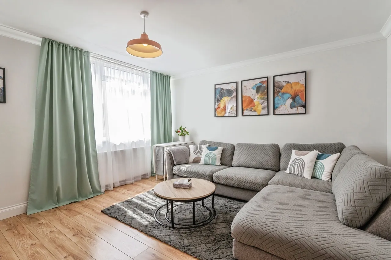 2 bed flat for sale — Railway Square, BRENTWOOD, Essex, CM14