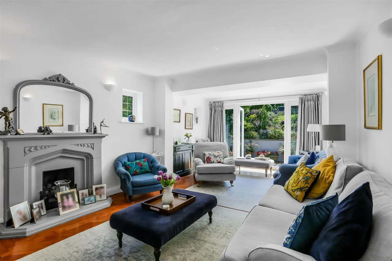Holly Lane West, Banstead, SM7 2BB, photo 2
