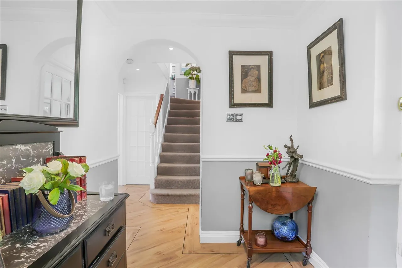 Holly Lane West, Banstead, SM7 2BB, photo 6