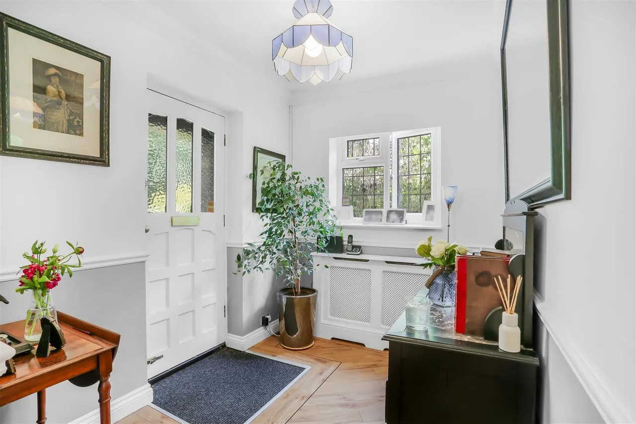 Holly Lane West, Banstead, SM7 2BB, photo 8