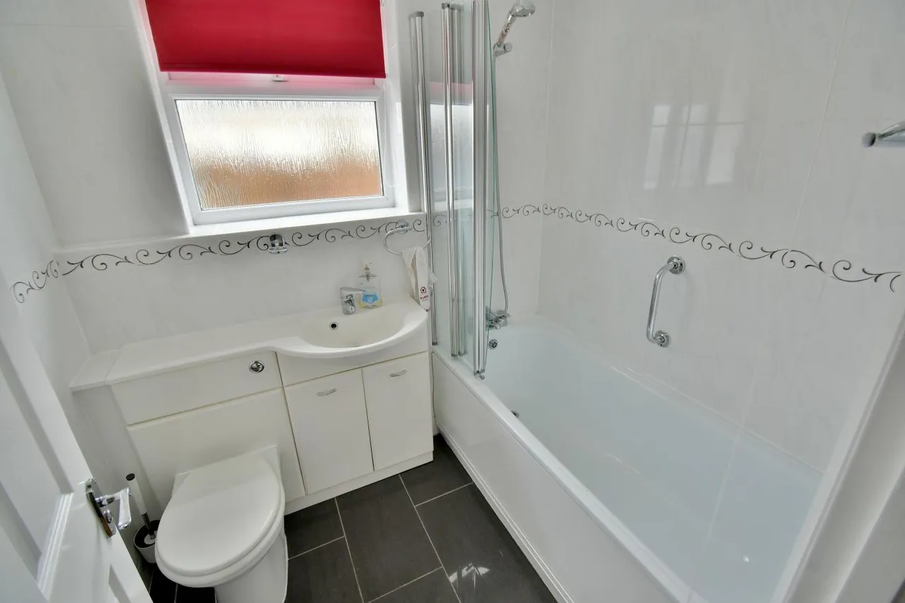 Dugdell Close, BH22, photo 10