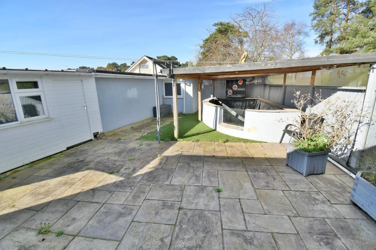 Dugdell Close, BH22, photo 13