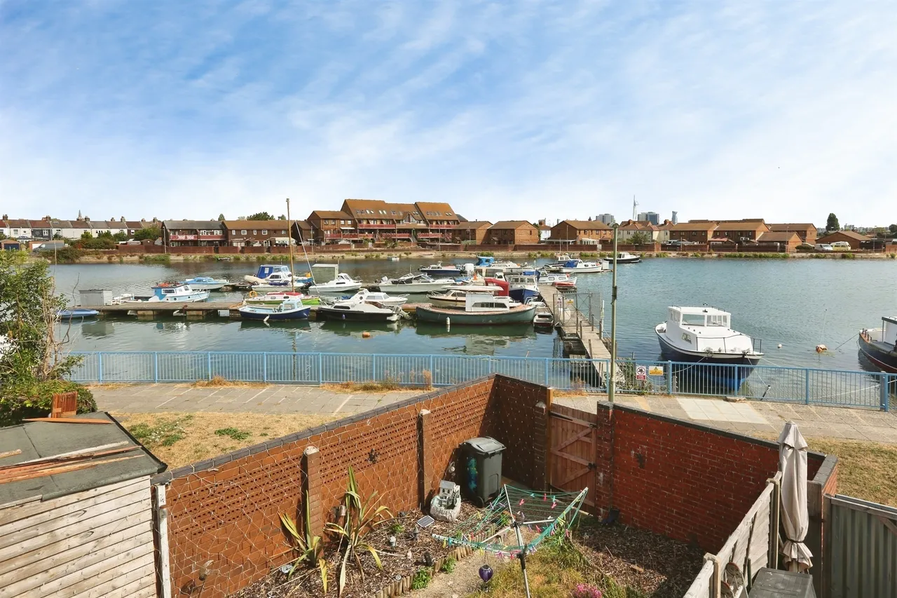 Dolphin Crescent, Gosport, PO12, photo 13