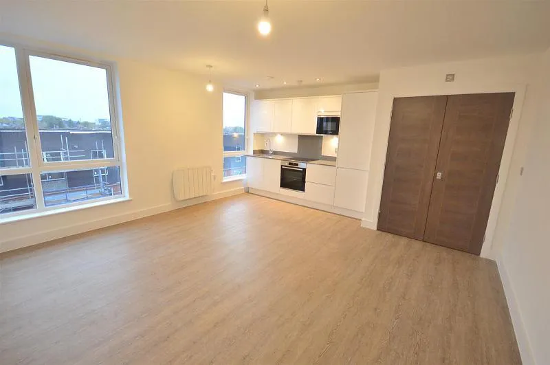 Crossford Court, Sale, photo 2