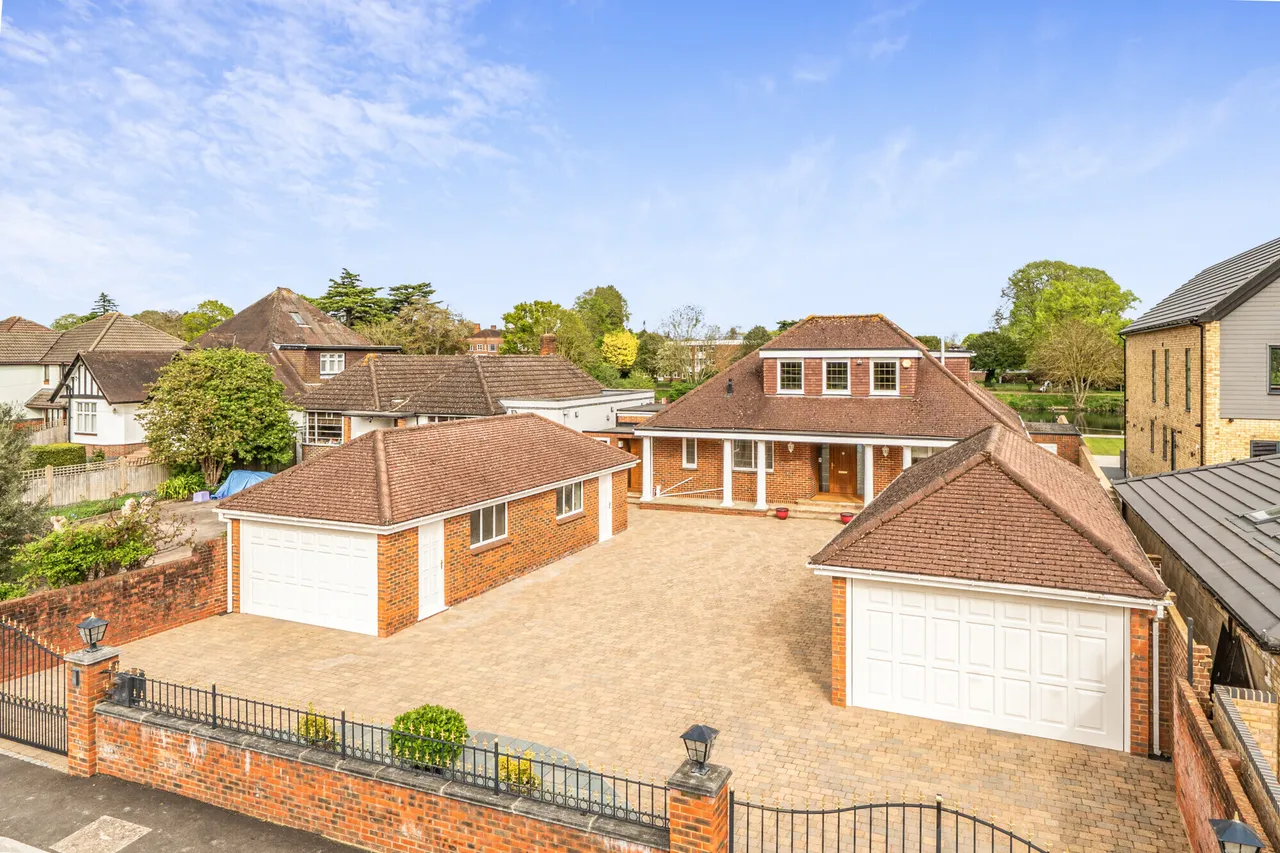 4 bed house for sale — Mayfield Gardens, Staines-Upon-Thames...