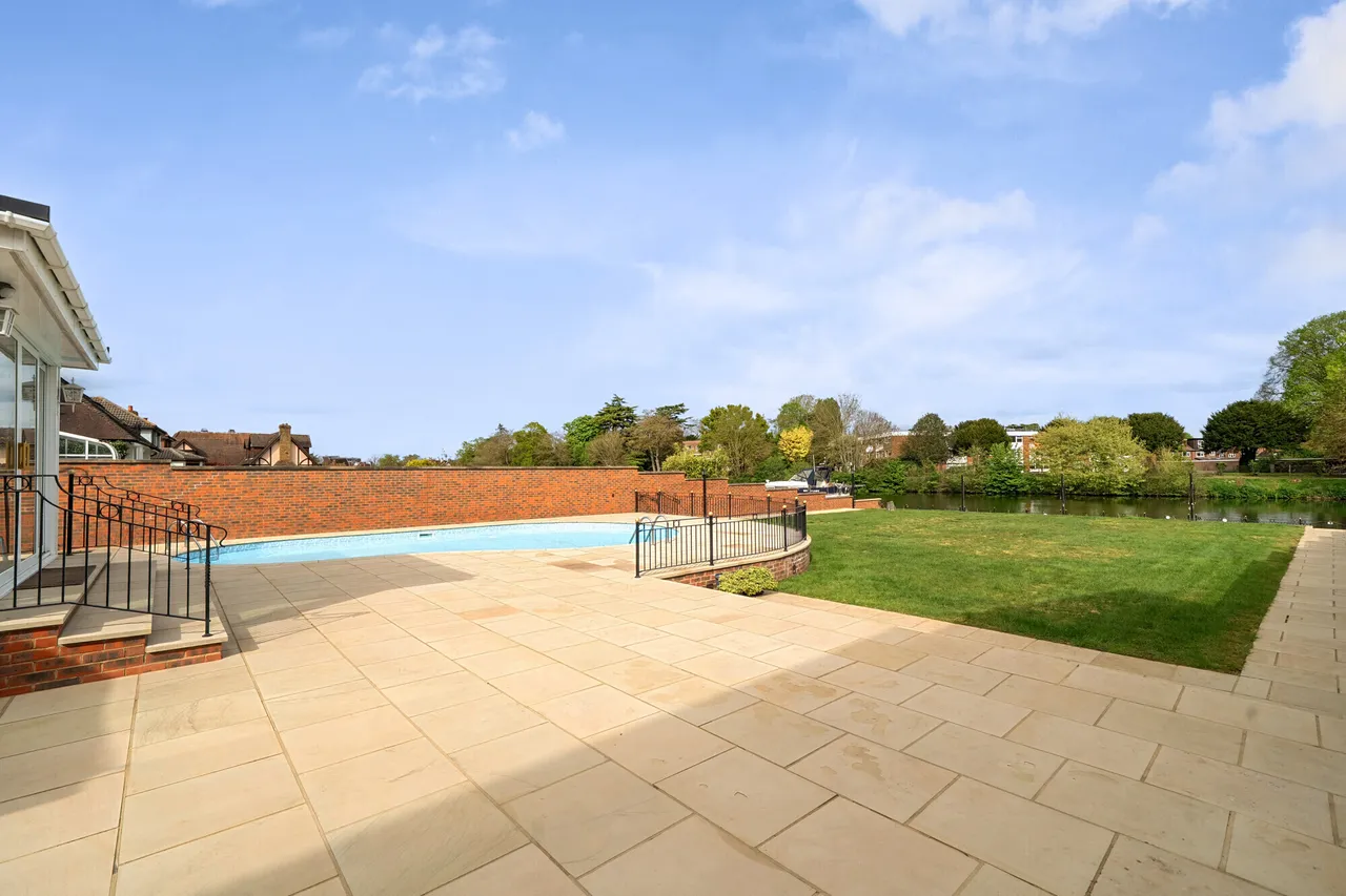 Mayfield Gardens, Staines-Upon-Thames..., photo 2