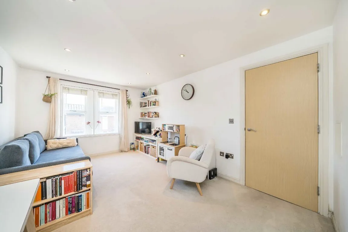 2 bed property for sale, Garratt Lane, SW18