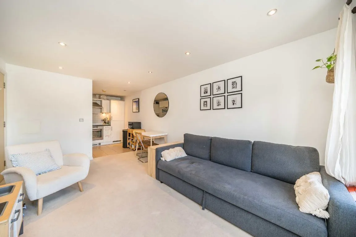 Garratt Lane, SW18, photo 6