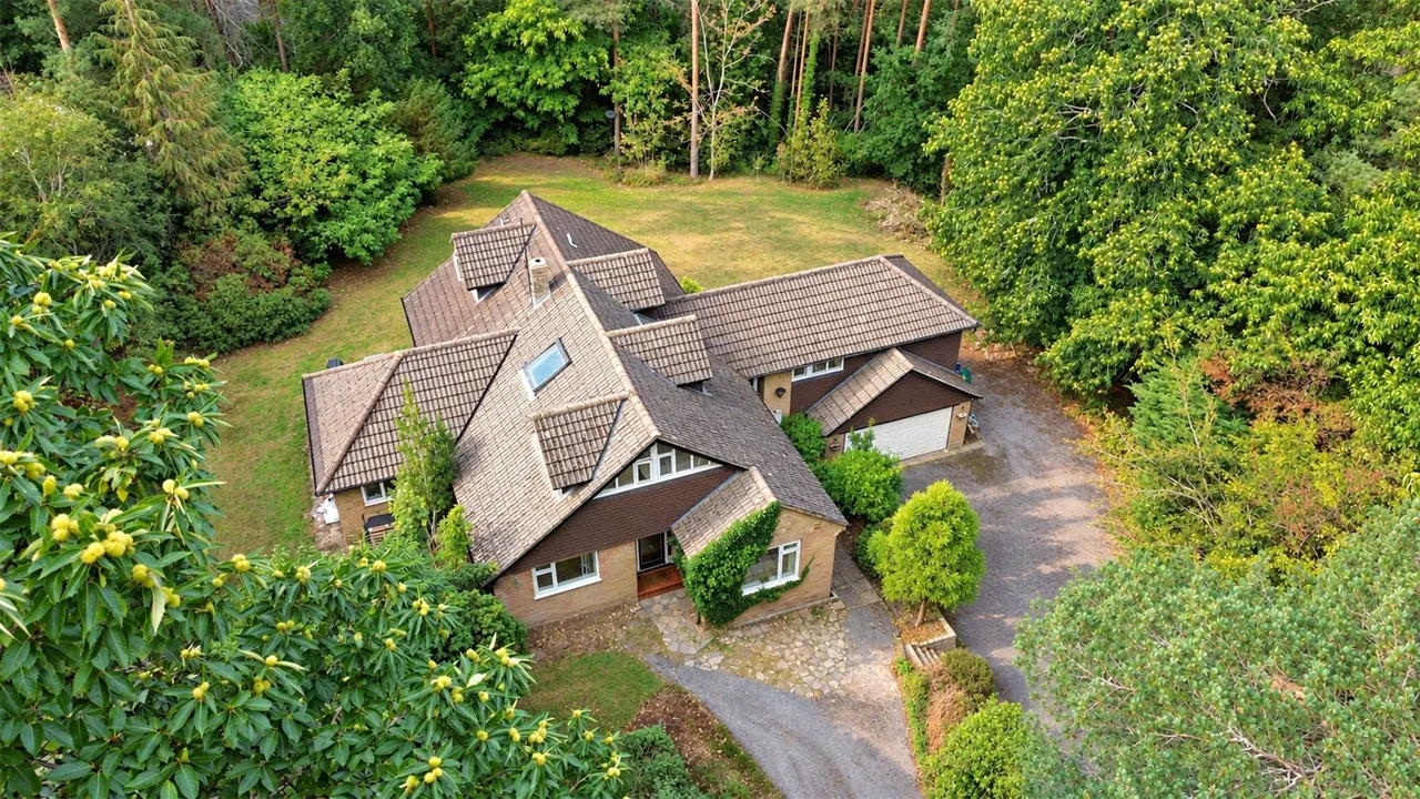 6 bed house for sale, Longdown Road, Lower Bourne, GU10