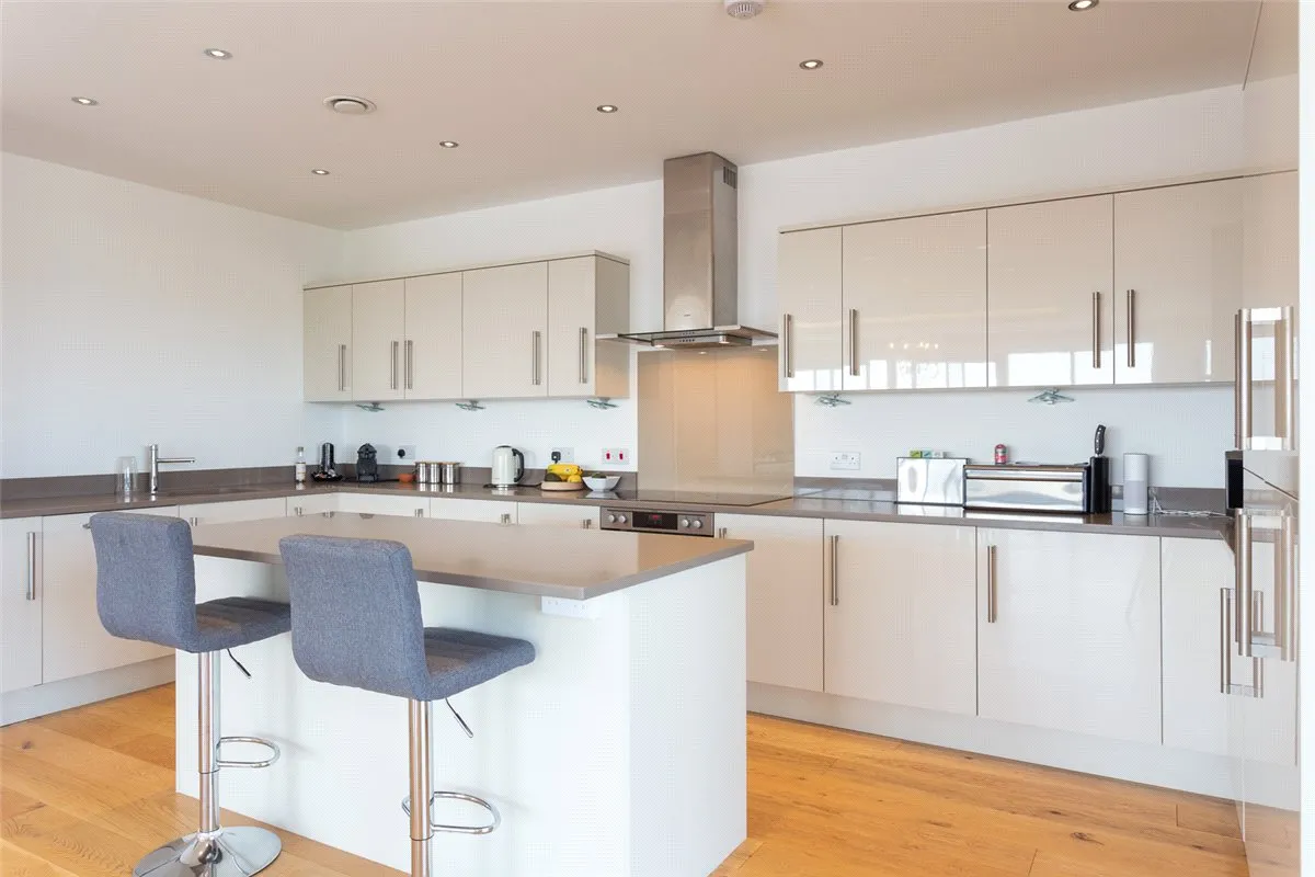 Racecourse Road, RG14, photo 5