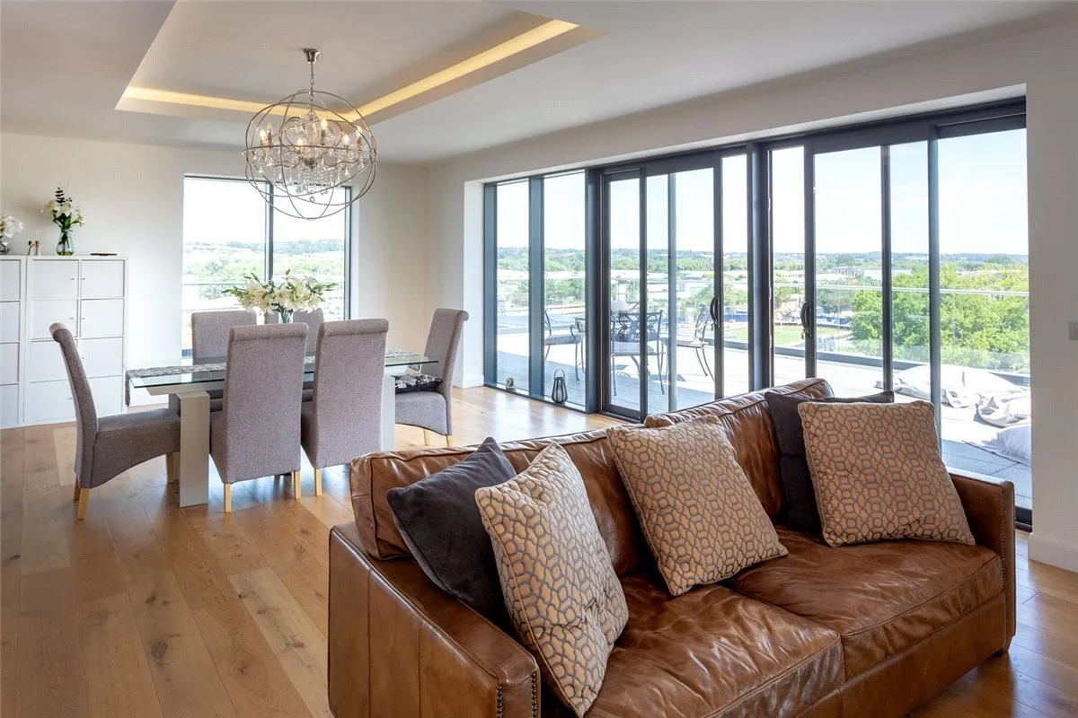 Racecourse Road, RG14, photo 13