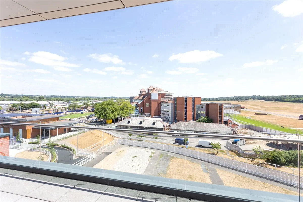 Racecourse Road, RG14, photo 10