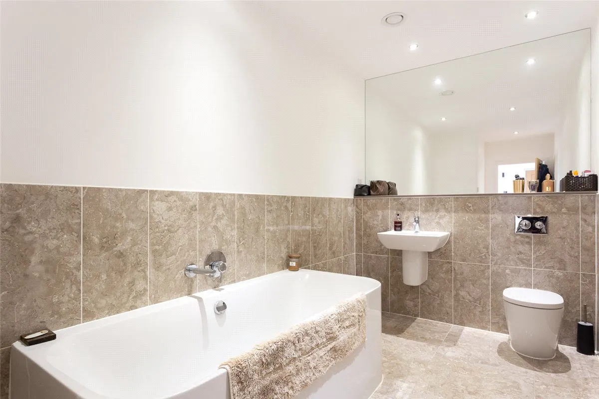 Racecourse Road, RG14, photo 18