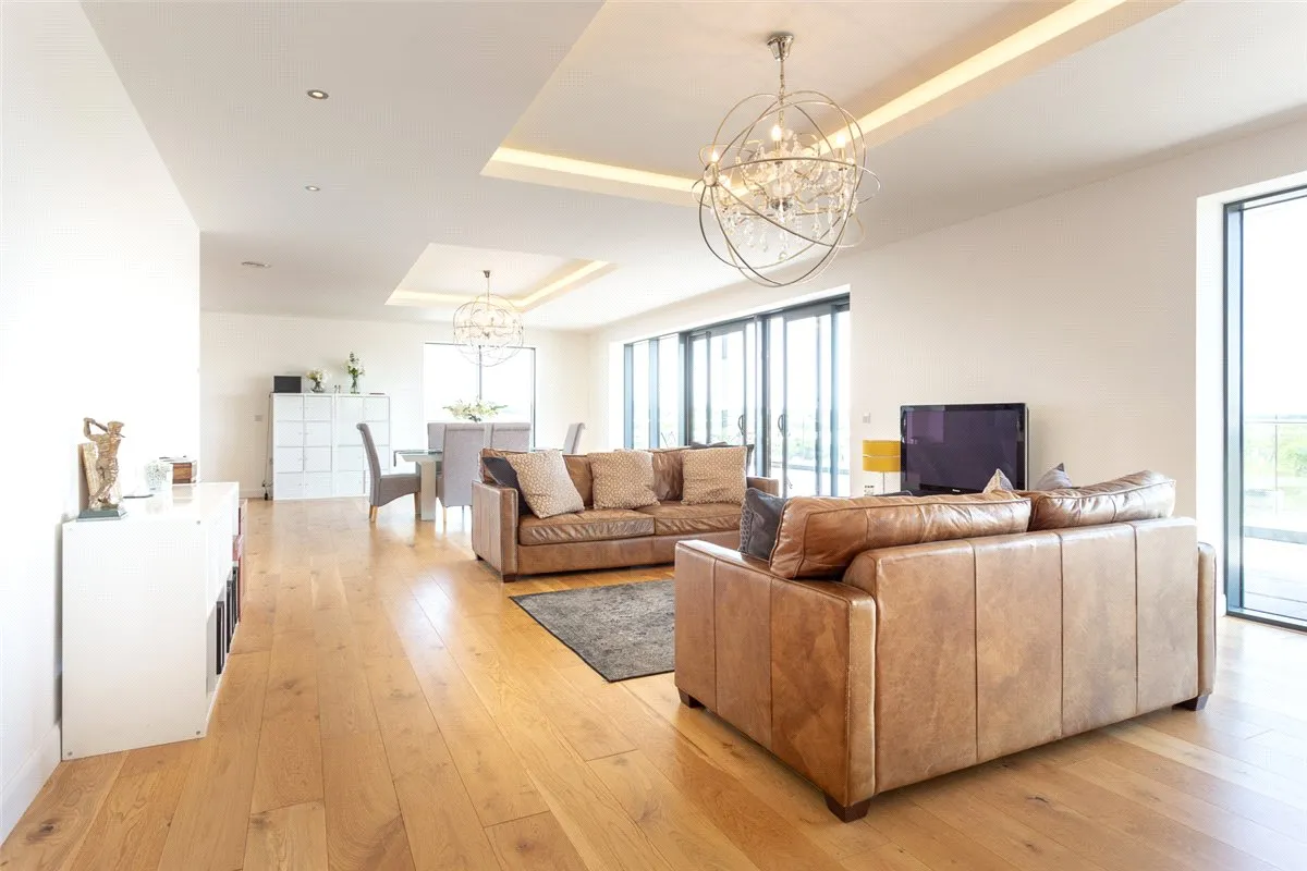 Racecourse Road, RG14, photo 15