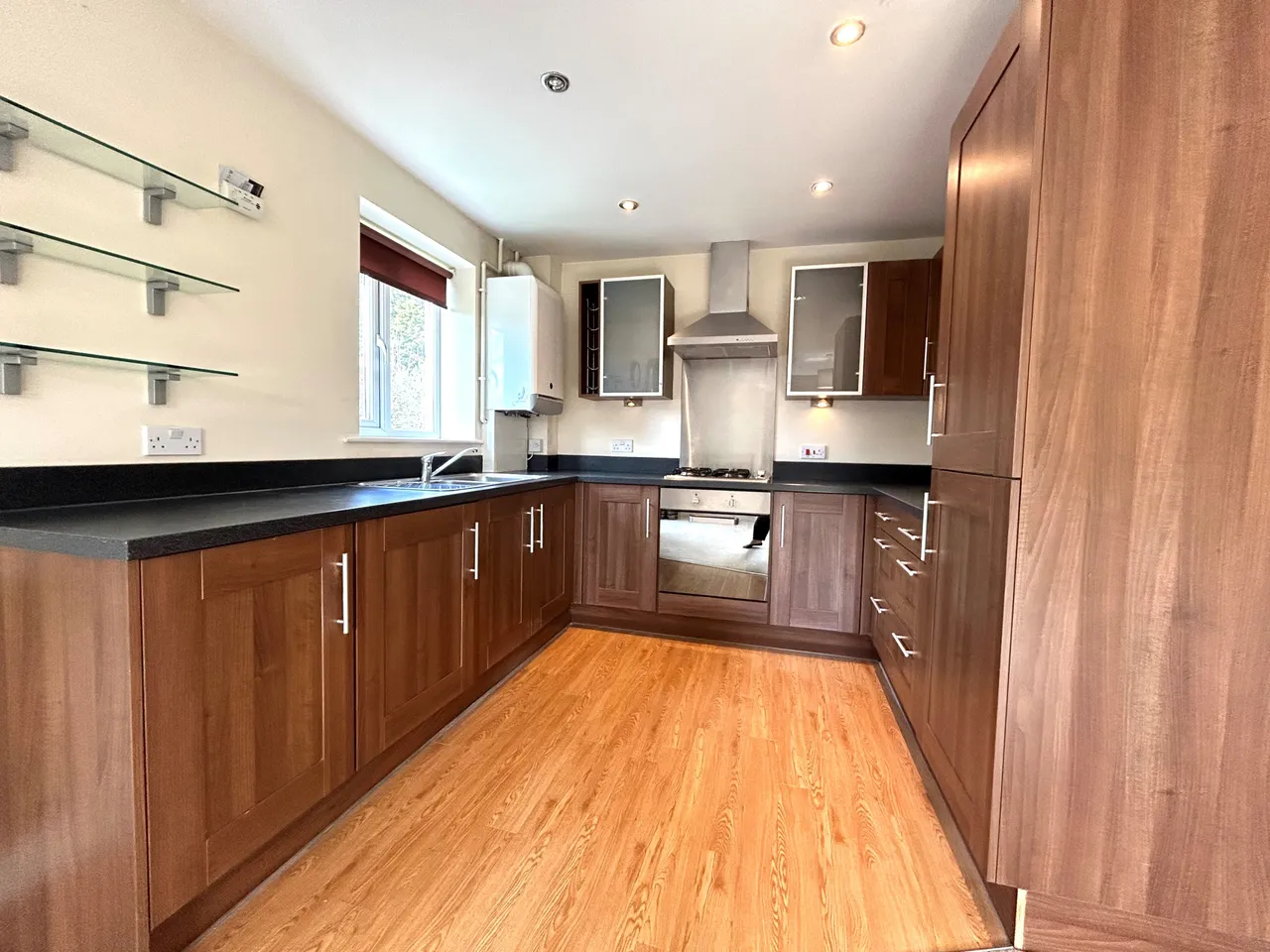 2 bed flat to rent — Bradford Road, Wrenthorpe