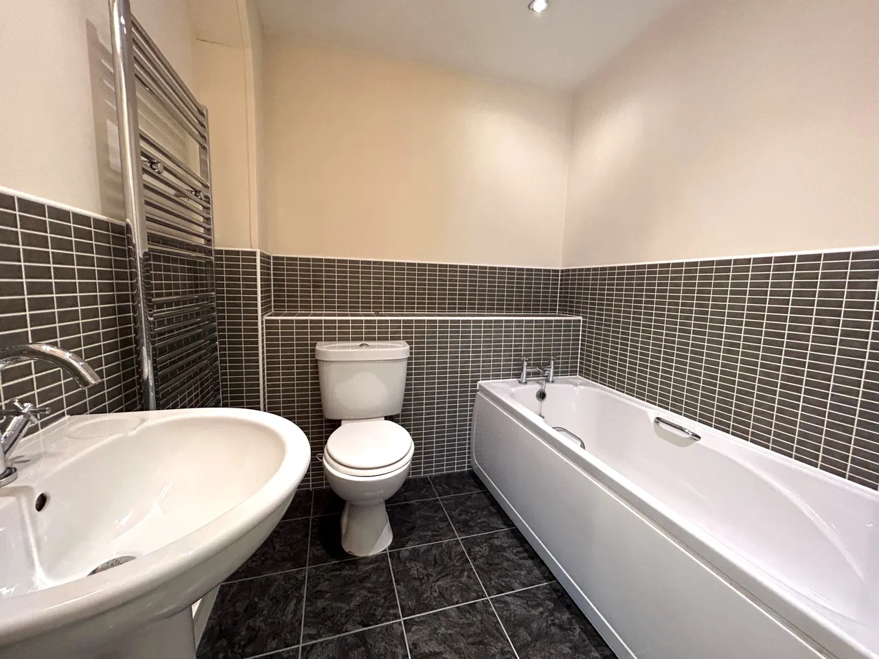 Bradford Road, Wrenthorpe, photo 6