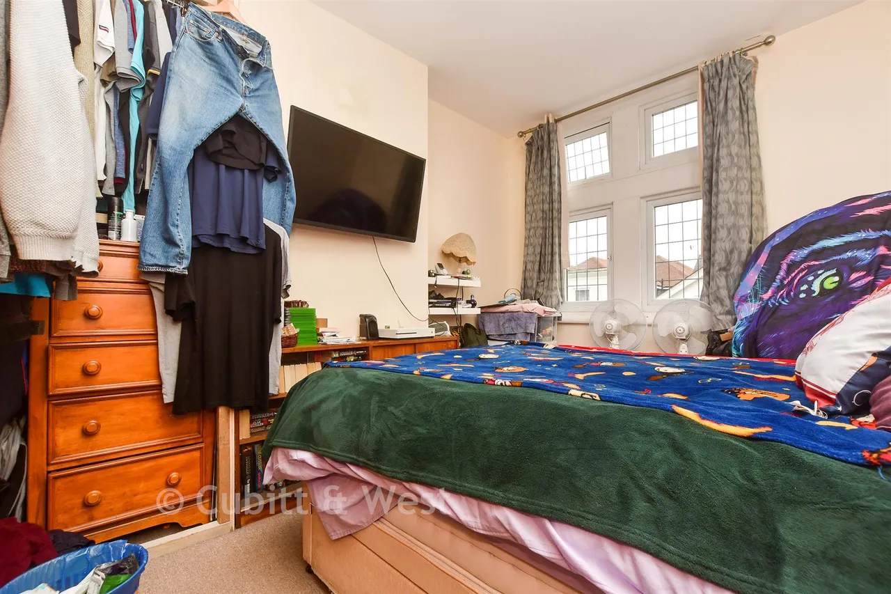 High Street, Horley, RH6, photo 2