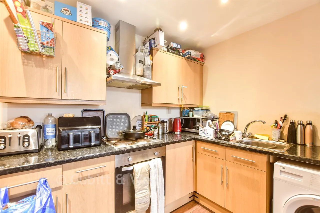 High Street, Horley, RH6, photo 3