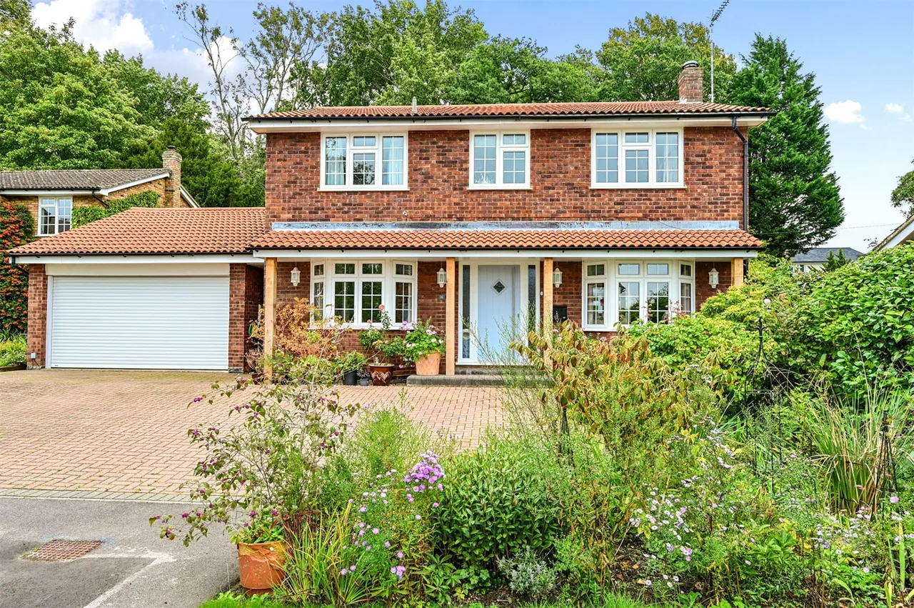 4 bed house for sale — Cottage Green, Hartley Wintney, Hook, Hampshire, RG27 8DJ