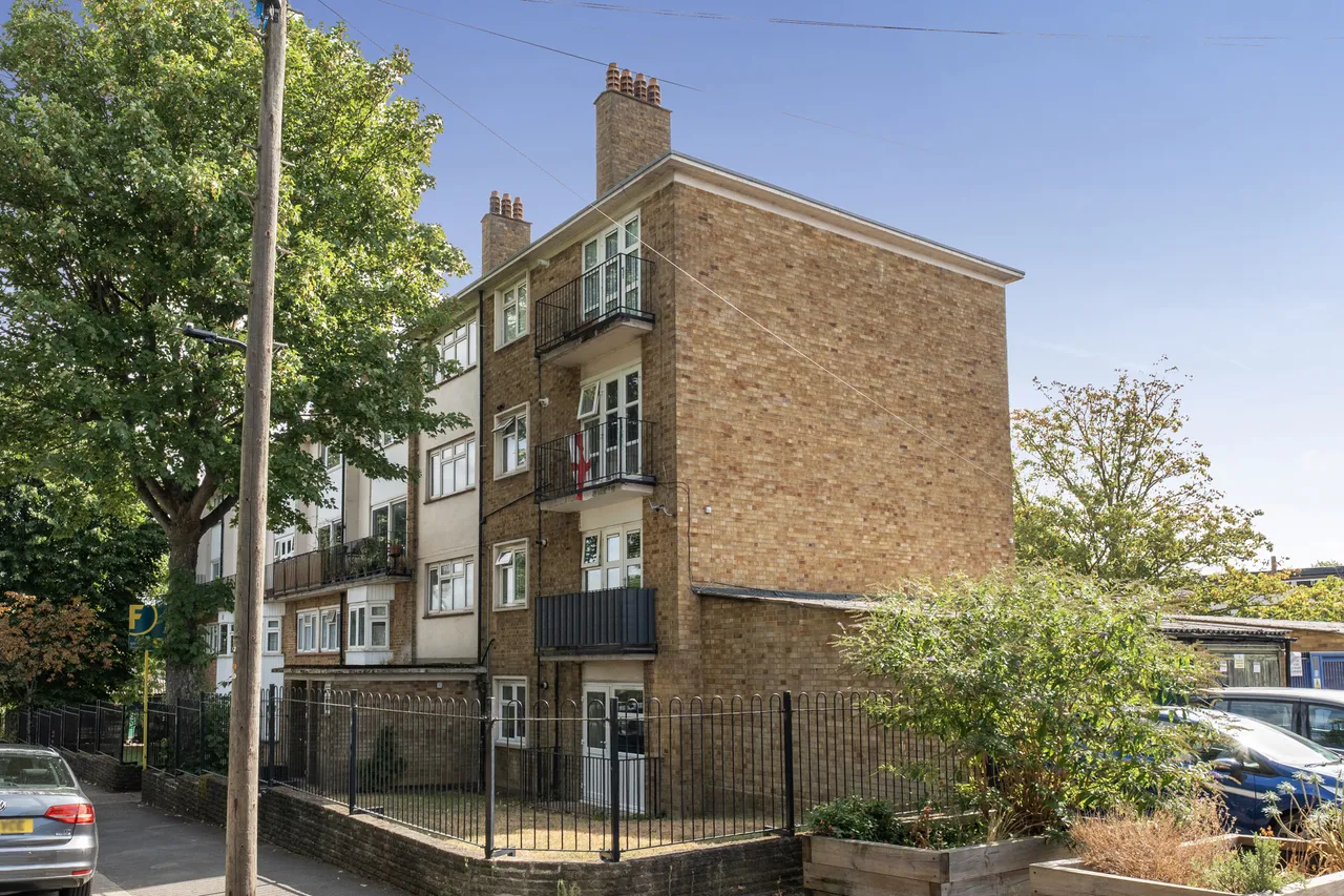 2 bed flat to rent — 58 Church Hill Road, London