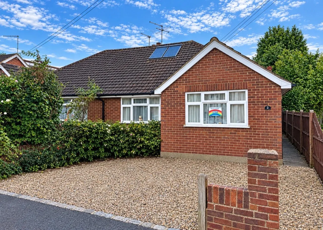 3 bed house for sale, Beehive Road, Surrey Staines-upon-Thames, TW18