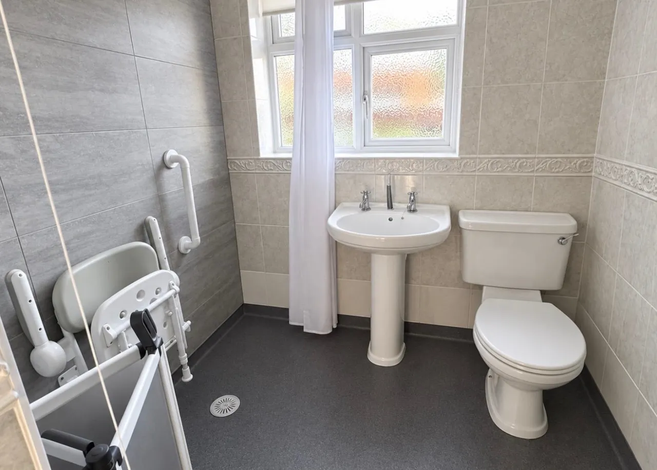 Beehive Road, Surrey Staines-upon-Thames, TW18, photo 6