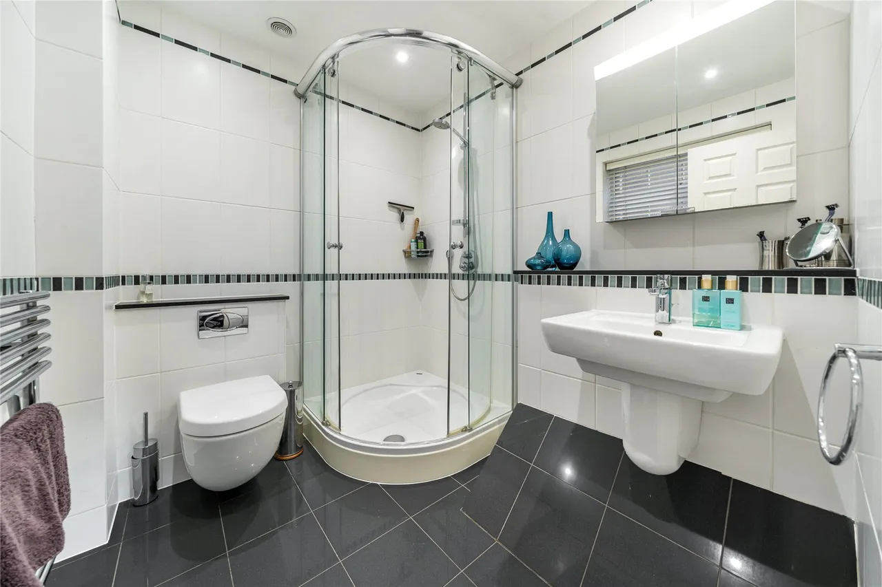 Village Close, Oatlands, KT13, photo 8