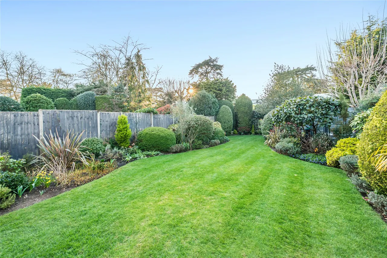 Village Close, Oatlands, KT13, photo 4