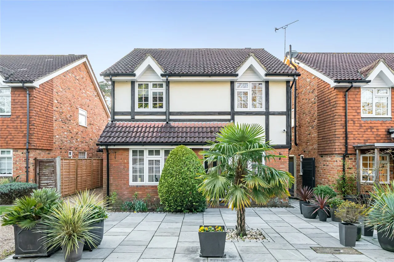 Village Close, Oatlands, KT13, photo 21