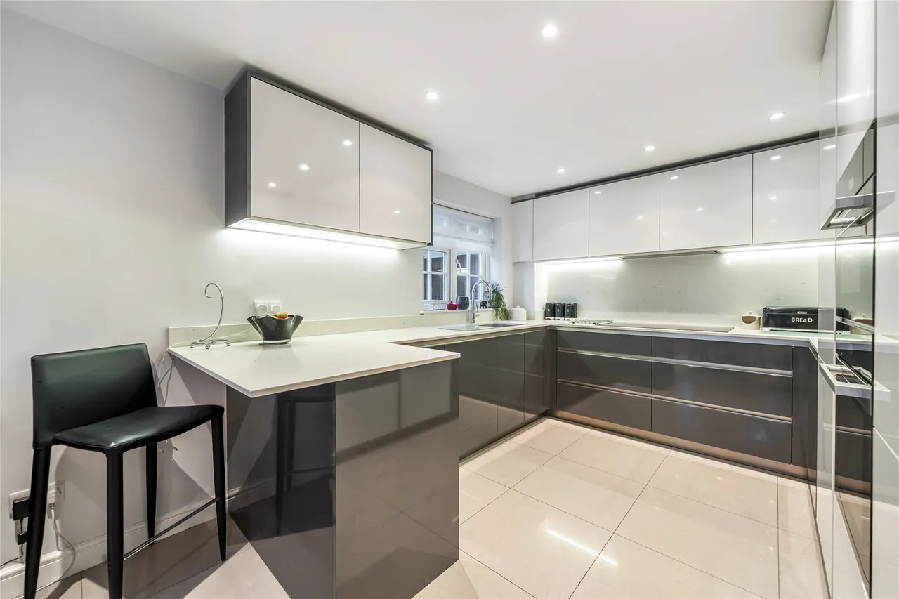 Village Close, Oatlands, KT13, photo 6