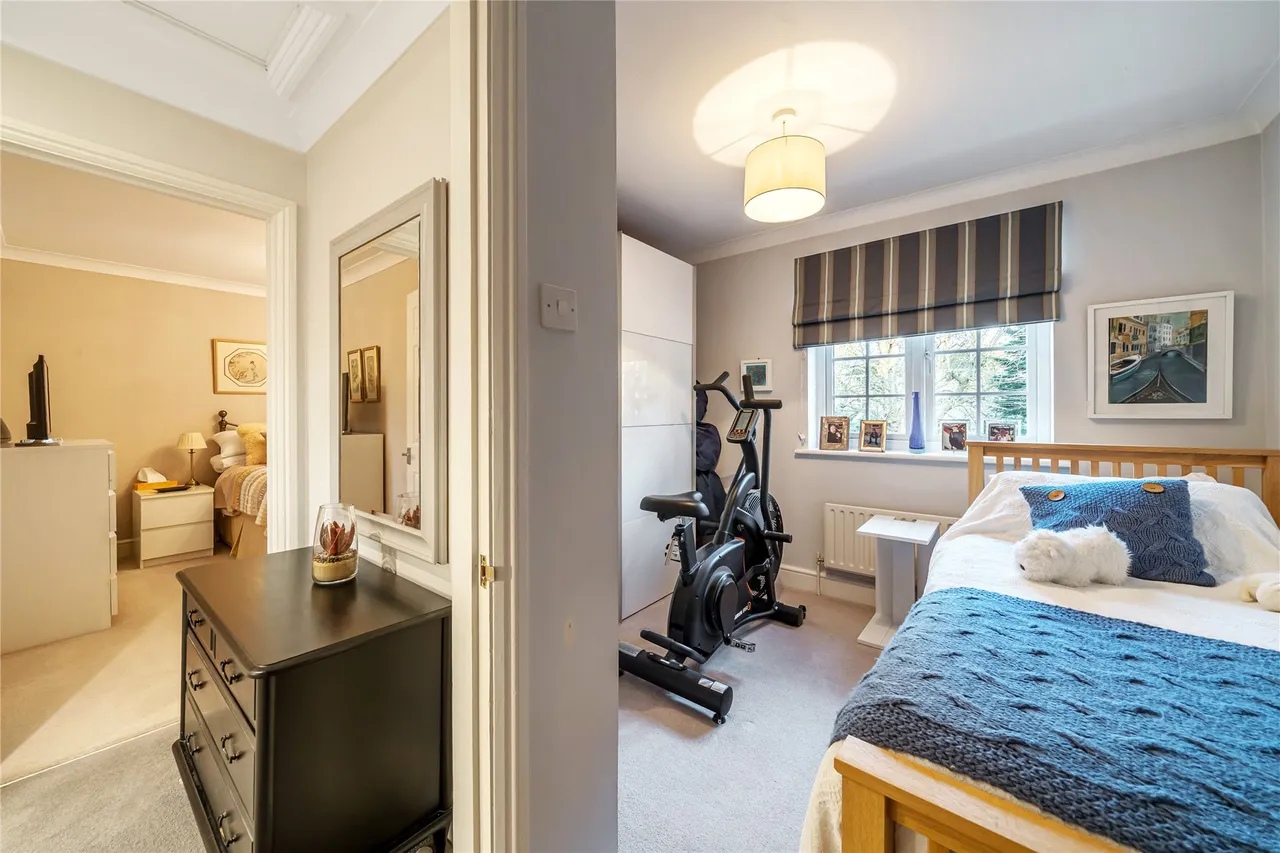 Village Close, Oatlands, KT13, photo 15