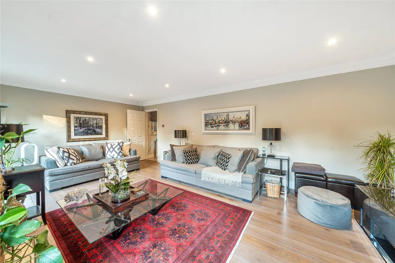 Village Close, Oatlands, KT13, photo 13