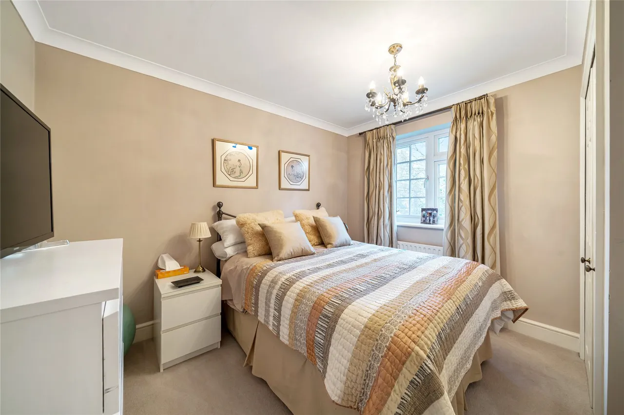 Village Close, Oatlands, KT13, photo 9