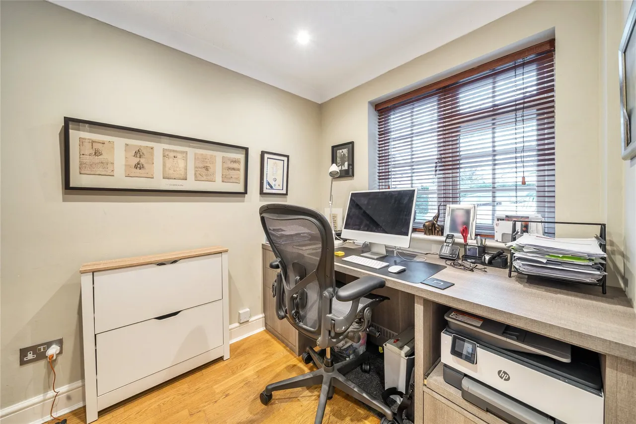 Village Close, Oatlands, KT13, photo 16