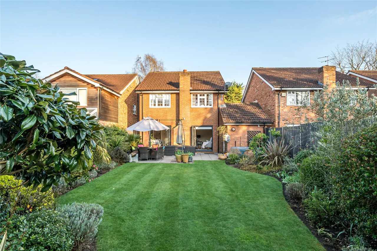 Village Close, Oatlands, KT13, photo 10