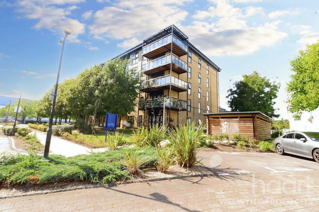 2 bed flat for sale, Bessemer Road, Welwyn Garden City, AL7