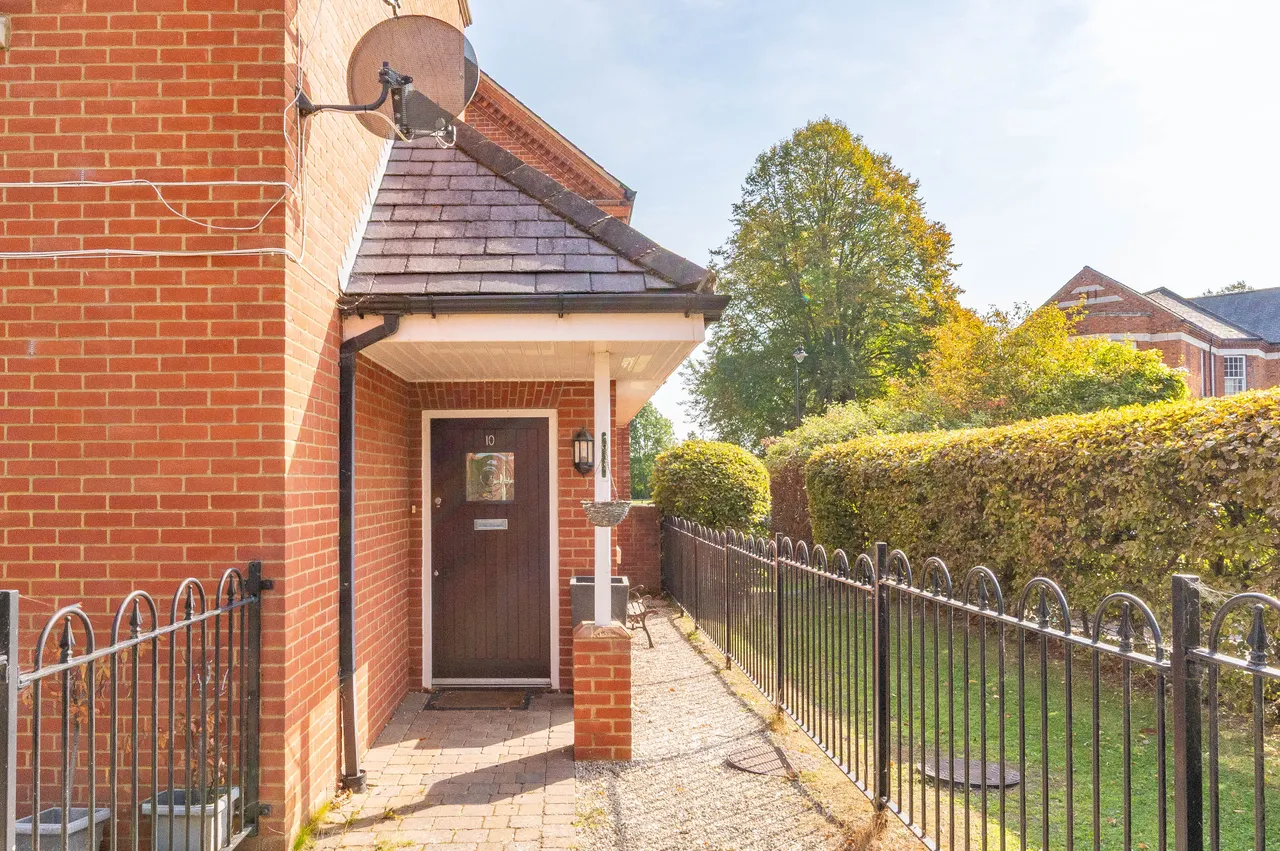 2 bed flat to rent, Surrey, CR5